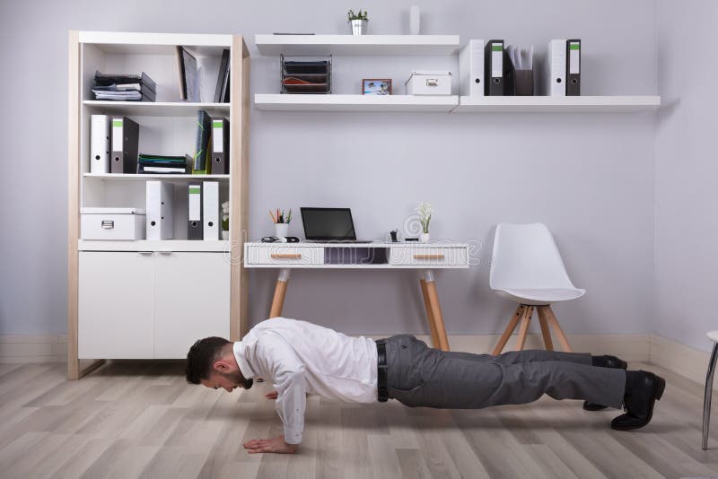 Geschäftsmann Doing Push Up stockfotografie Geschäftsmann Doing Push Up stockfotografie