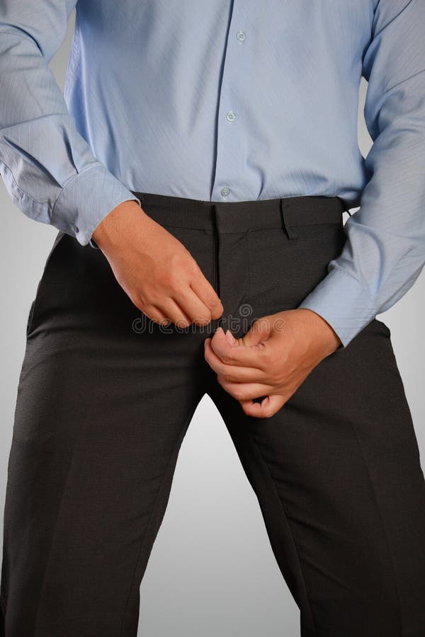Geschäftsmann Dressing, seinen Hosen-Reißverschluss ziehend lizenzfreie stockbilder Geschäftsmann Dressing, seinen Hosen-Reißverschluss ziehend lizenzfreie stockbilder