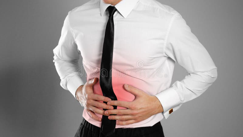 Geschäftsmann in einem weißen Hemd und in einer Bindung, die seinen Magen halten Abdomi lizenzfreie stockbilder Geschäftsmann in einem weißen Hemd und in einer Bindung, die seinen Magen halten Abdomi lizenzfreie stockbilder