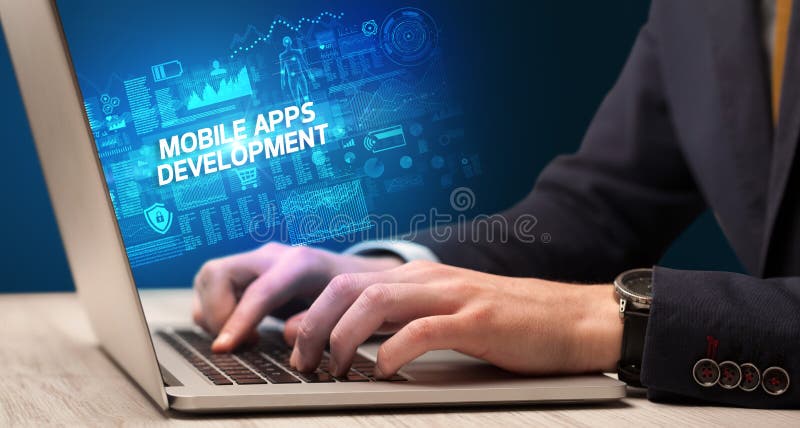 Geschäftsmann für Laptops. Geschäftsmann, der mit MOBILE APPS DEVELOPMENT-Inschrift, Konzept der Cybertechnologie arbeitet