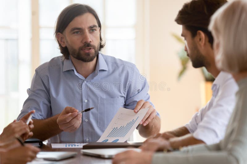 Geschäftsmann gibt Vorstellung für Mitarbeiter, die den Geschäftsbericht des Unternehmens analysieren lizenzfreie stockfotografie