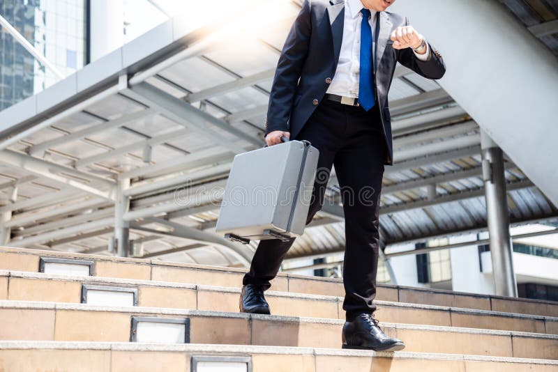 Geschäftsmann hat wichtiges Verabredungsgeschäft, aber ein Kerl kann nicht lizenzfreies stockbild Geschäftsmann hat wichtiges Verabredungsgeschäft, aber ein Kerl kann nicht lizenzfreies stockbild
