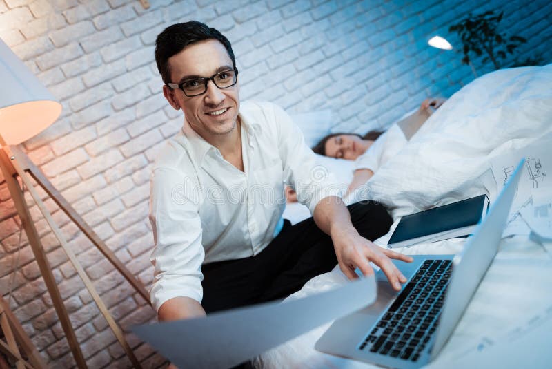 Geschäftsmann hält Blatt Papier Mann arbeitet an Laptop Mann ist glücklich lizenzfreies stockbild Geschäftsmann hält Blatt Papier Mann arbeitet an Laptop Mann ist glücklich lizenzfreies stockbild