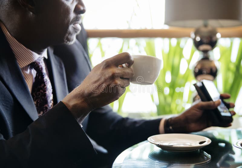Geschäftsmann im Café für ein heißes Getränk lizenzfreie stockfotos Geschäftsmann im Café für ein heißes Getränk lizenzfreie stockfotos