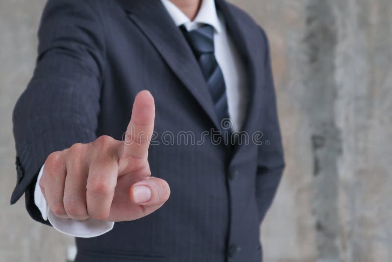 Geschäftsmann im Klagenpunktfinger, der leeren virtuellen Schirm, moderne Geschäftsprognosen und Wettbewerbskonzept berührt lizenzfreies stockbild Geschäftsmann im Klagenpunktfinger, der leeren virtuellen Schirm, moderne Geschäftsprognosen und Wettbewerbskonzept berührt lizenzfreies stockbild