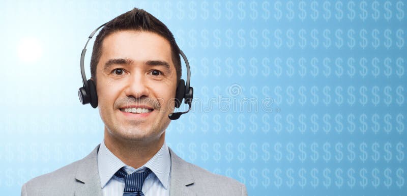 Geschäftsmann im Kopfhörer über DollarWährungszeichen lizenzfreies stockbild Geschäftsmann im Kopfhörer über DollarWährungszeichen lizenzfreies stockbild