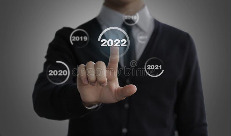 Geschäftsmann klickt auf die Schaltfläche 2022. Schaltjahre. das neue Jahr 2022 stockfotografie