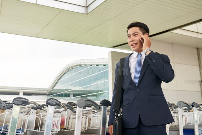 Geschäftsmann Landing im Flughafen lizenzfreies stockfoto Geschäftsmann Landing im Flughafen lizenzfreies stockfoto