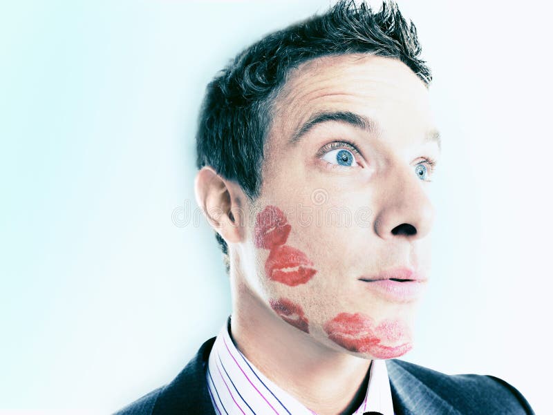 Geschäftsmann Lipstick Kiss Marks über Gesicht