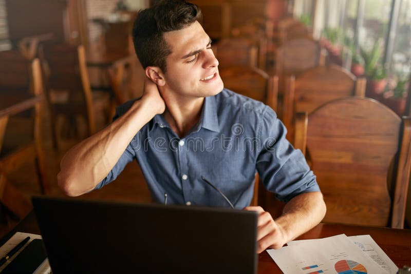 Geschäftsmann mit backpain nach Überstunden bei der Arbeit, die seinen Hals wegen des Schmerzes reibt Überarbeiteter hübscher Fre stockbilder Geschäftsmann mit backpain nach Überstunden bei der Arbeit, die seinen Hals wegen des Schmerzes reibt Überarbeiteter hübscher Fre stockbilder