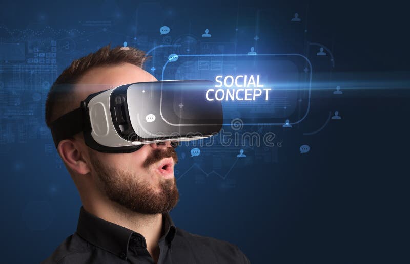 Geschäftsmann mit Blick auf Virtual Reality Brillen Social Media-Konzept stockbilder