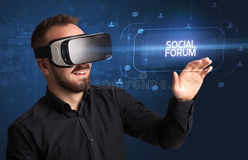 Geschäftsmann mit Blick auf Virtual Reality Brillen Social Media-Konzept stockbilder
