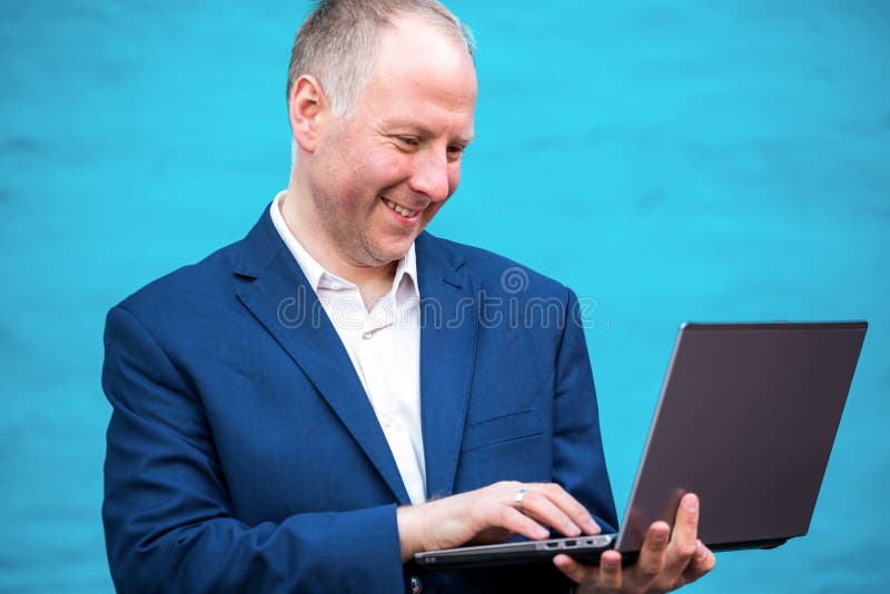 Geschäftsmann mit seinem Laptop stockfotografie Geschäftsmann mit seinem Laptop stockfotografie