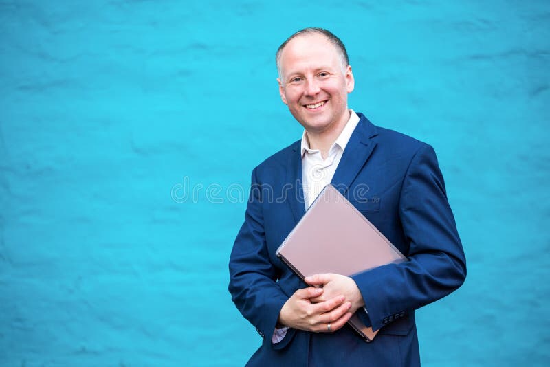 Geschäftsmann mit seinem Laptop stockfotografie Geschäftsmann mit seinem Laptop stockfotografie