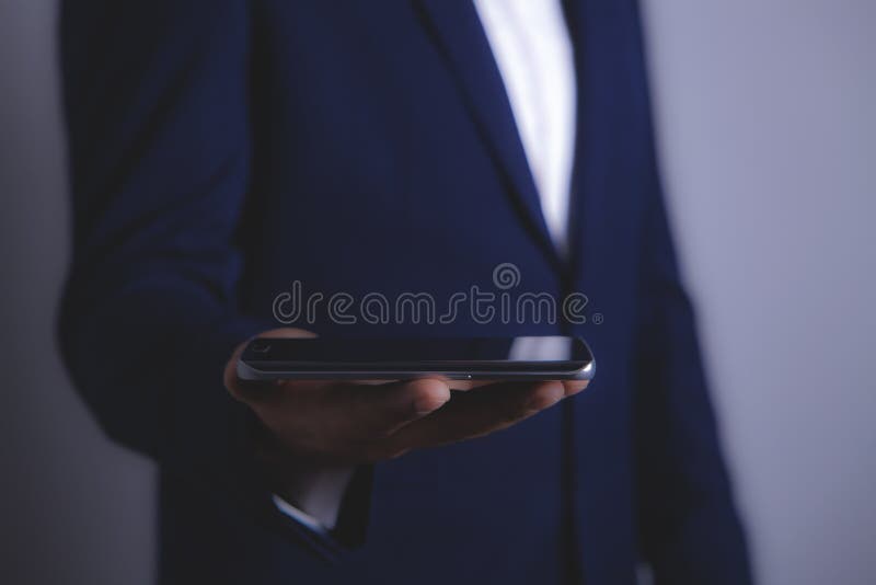 Geschäftsmann mit Smartphone lizenzfreies stockbild Geschäftsmann mit Smartphone lizenzfreies stockbild