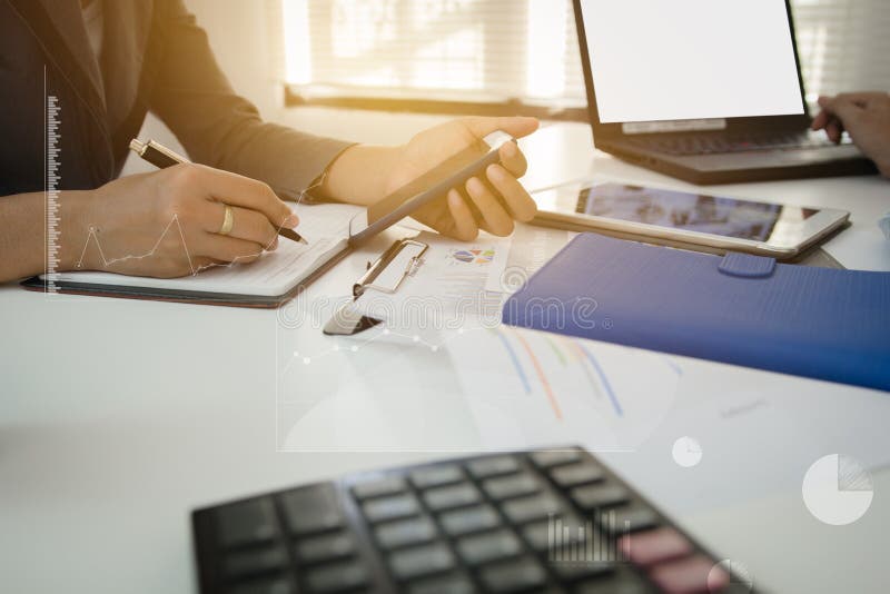 Geschäftsmann mit Touch Screen des Fingers eines digitalen Telefons im Büro auf Tabelle mit Dokumentendiagrammdaten, Geschäftsman lizenzfreies stockfoto Geschäftsmann mit Touch Screen des Fingers eines digitalen Telefons im Büro auf Tabelle mit Dokumentendiagrammdaten, Geschäftsman lizenzfreies stockfoto