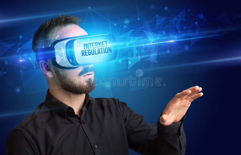 Geschäftsmann mit virtueller Realität Brille virtuelles Sicherheitskonzept stockfotografie