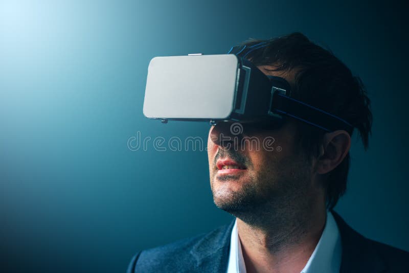 Geschäftsmann mit VR-Schutzbrillenkopfhörer virtuelle Realität genießend lizenzfreies stockfoto Geschäftsmann mit VR-Schutzbrillenkopfhörer virtuelle Realität genießend lizenzfreies stockfoto