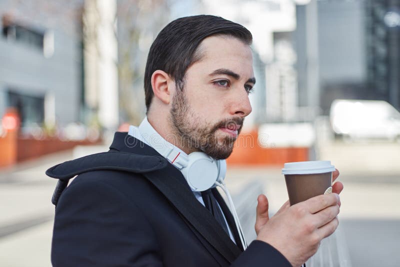 Geschäftsmann nimmt eine Kaffeepause stockfotos Geschäftsmann nimmt eine Kaffeepause stockfotos