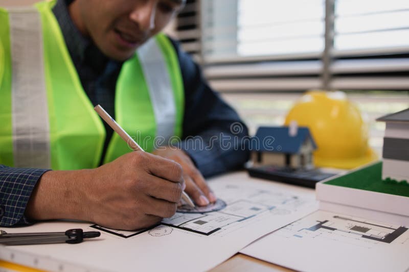 Geschäftsmann oder Architekt mit Modell eines Hauses, der in Büroarchitekten arbeitet und mit Planen Ingenieur inspect arbeitet stockfotos