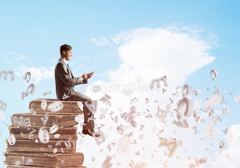 Geschäftsmann oder Student auf Buch und Symbole, die herum fliegen lizenzfreies stockfoto Geschäftsmann oder Student auf Buch und Symbole, die herum fliegen lizenzfreies stockfoto