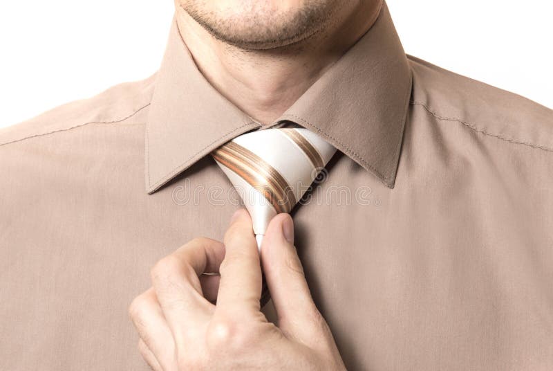 Geschäftsmann richtet seine Bindungsnahaufnahme auf weißem Hintergrund gerade stockfoto Geschäftsmann richtet seine Bindungsnahaufnahme auf weißem Hintergrund gerade stockfoto