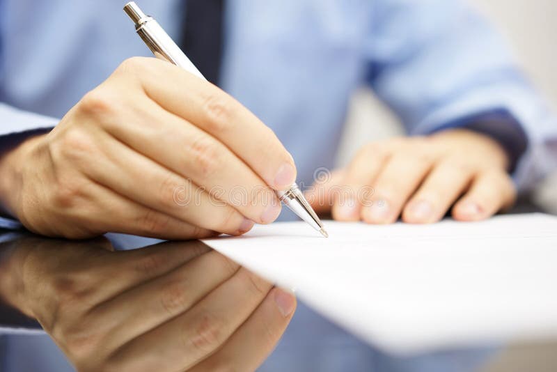 Geschäftsmann schreibt einen Brief oder unterzeichnet eine Vereinbarung