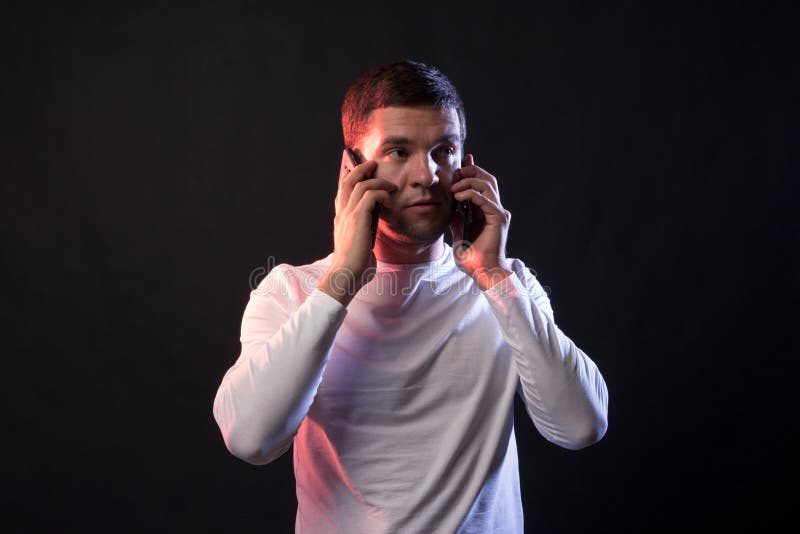 Geschäftsmann spricht auf zwei Telefonen und Schreien von der Überanstrengung und lizenzfreie stockfotografie Geschäftsmann spricht auf zwei Telefonen und Schreien von der Überanstrengung und lizenzfreie stockfotografie