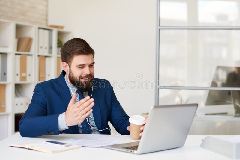 Geschäftsmann Talking durch Videoanruf stockfotos Geschäftsmann Talking durch Videoanruf stockfotos