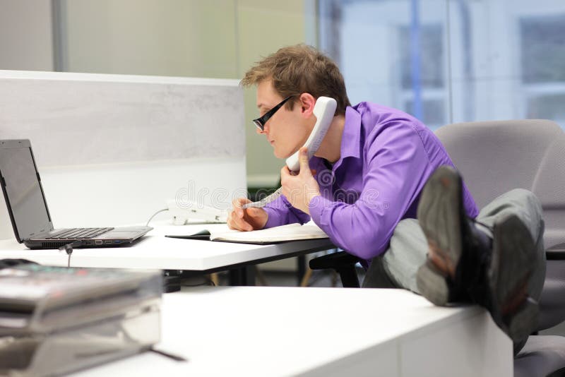 Geschäftsmann am Telefon, das Schirm - schlechte Sitzenlage betrachtet stockfoto Geschäftsmann am Telefon, das Schirm - schlechte Sitzenlage betrachtet stockfoto