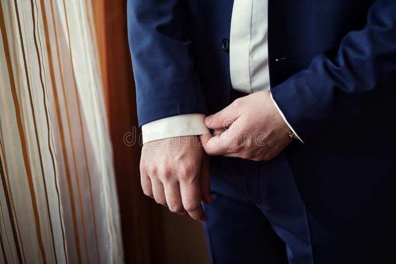 Geschäftsmann trägt eine Jacke Scharfes gekleidetes fashionist tragendes jac stockfotos Geschäftsmann trägt eine Jacke Scharfes gekleidetes fashionist tragendes jac stockfotos