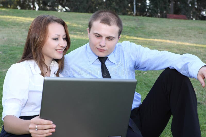 Geschäftsmann und Geschäftsfrau mit Laptop lizenzfreie stockfotos Geschäftsmann und Geschäftsfrau mit Laptop lizenzfreie stockfotos