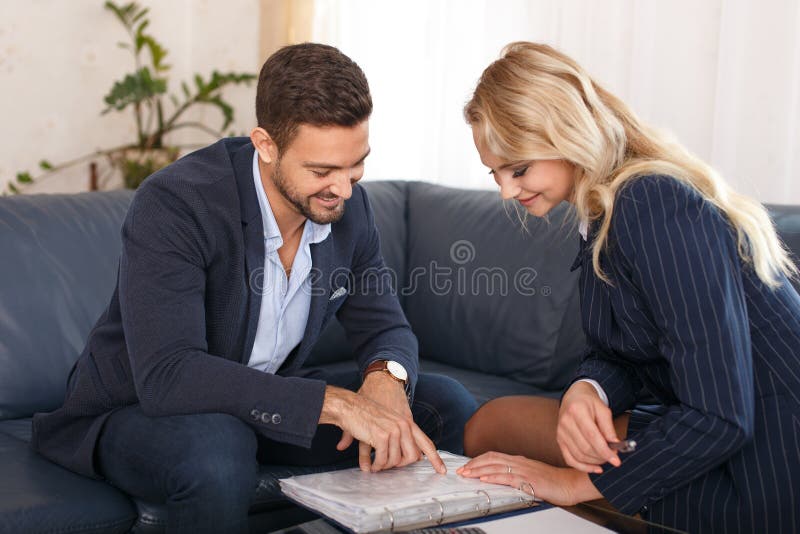 Geschäftsmann- und Geschäftsfrauberichtvertrag stockfoto Geschäftsmann- und Geschäftsfrauberichtvertrag stockfoto