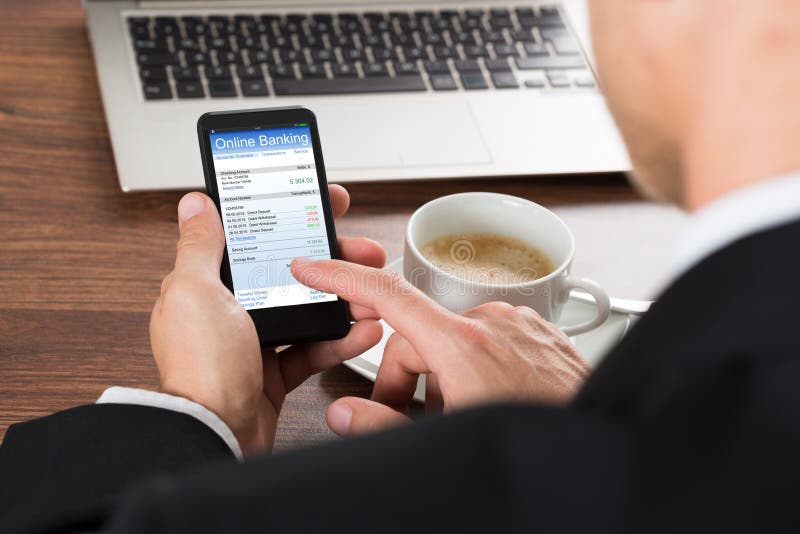 Geschäftsmann unter Verwendung des Online-Bankings-Services am Mobiltelefon lizenzfreies stockfoto Geschäftsmann unter Verwendung des Online-Bankings-Services am Mobiltelefon lizenzfreies stockfoto