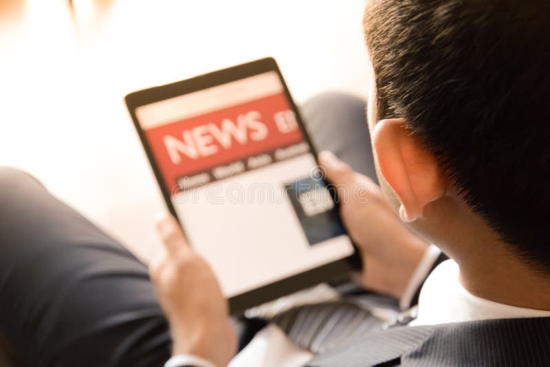 Geschäftsmann unter Verwendung des Tablet-Computers, Nachrichten lesend stockbild Geschäftsmann unter Verwendung des Tablet-Computers, Nachrichten lesend stockbild