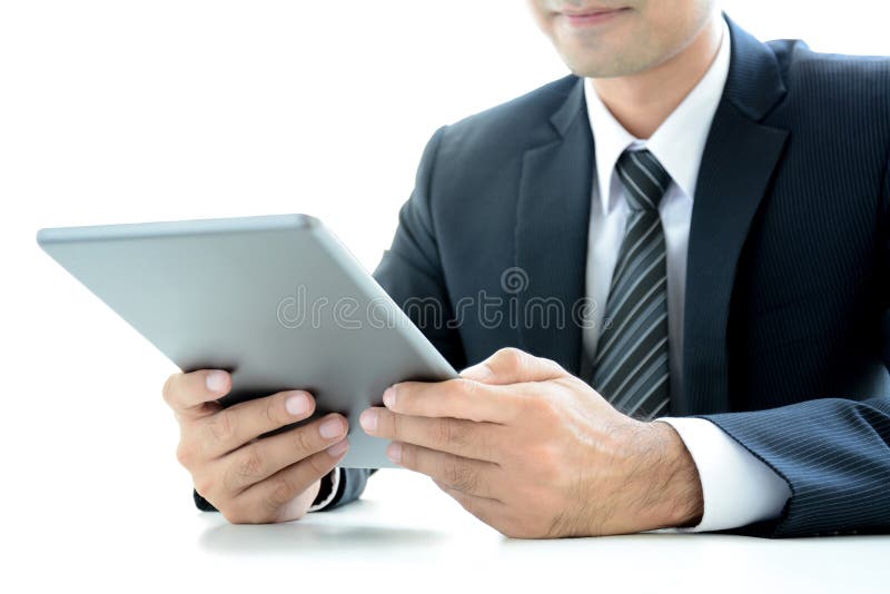 Geschäftsmann unter Verwendung des Tabletten-PC auf dem Tisch stockfoto Geschäftsmann unter Verwendung des Tabletten-PC auf dem Tisch stockfoto