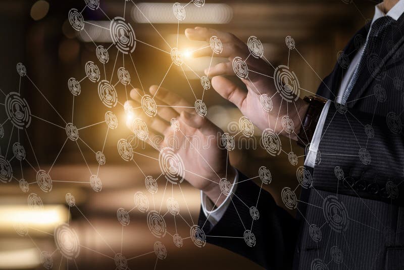 Geschäftsmannarbeiten in den Netzwerkverbindungen stockbild