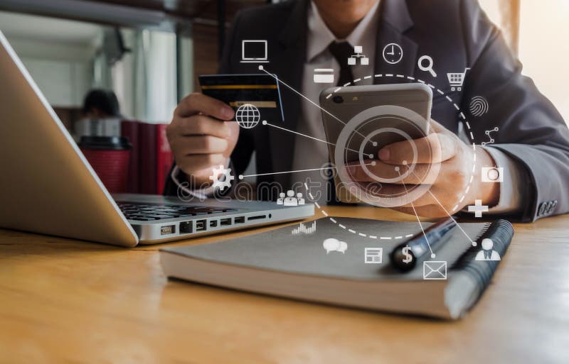 Geschäftsmanngebrauchskreditkarte zu online kaufen lizenzfreie stockbilder Geschäftsmanngebrauchskreditkarte zu online kaufen lizenzfreie stockbilder