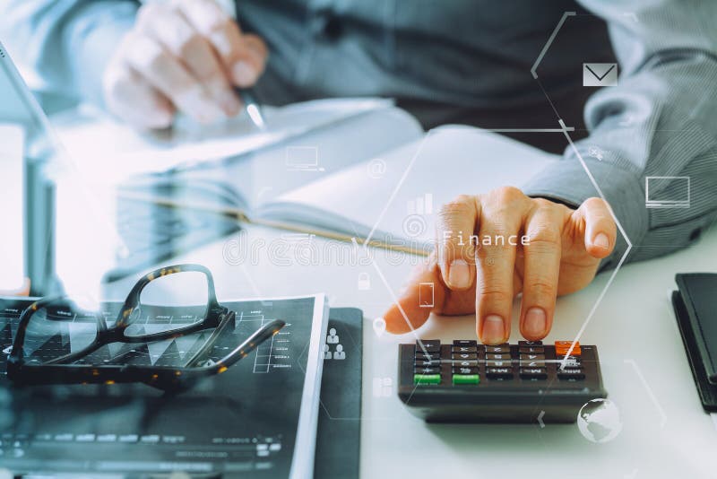 Geschäftsmannhand, die mit Finanzen über Kosten und Taschenrechner arbeitet stock abbildung Geschäftsmannhand, die mit Finanzen über Kosten und Taschenrechner arbeitet stock abbildung