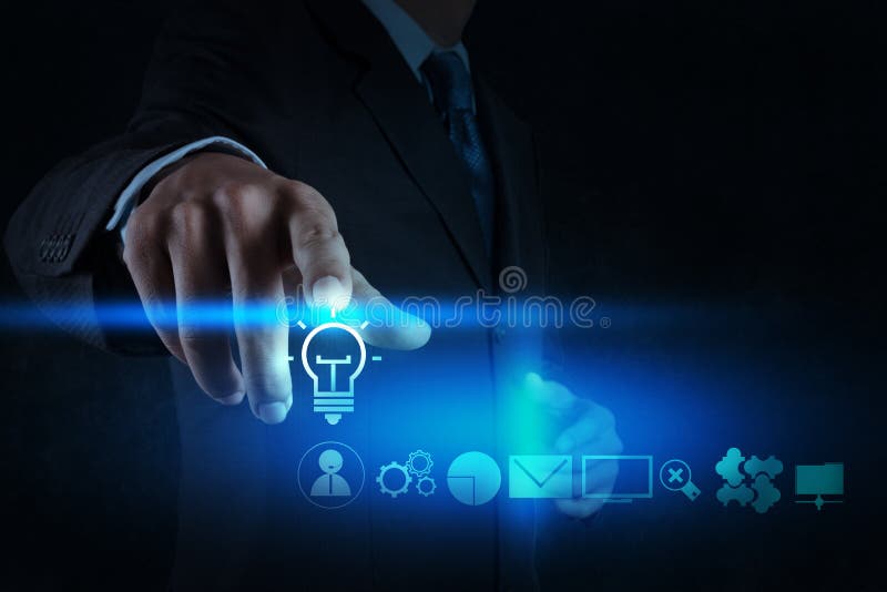 Geschäftsmannhand zeichnet Glühlampe mit neuem Computer lizenzfreie stockfotografie Geschäftsmannhand zeichnet Glühlampe mit neuem Computer lizenzfreie stockfotografie