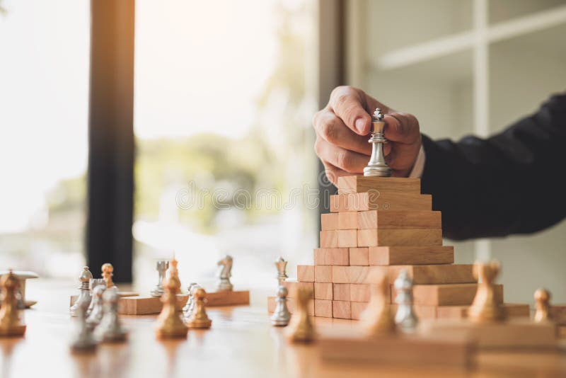 Geschäftsmannhandsammelnschach auf Spitzenblockholz über Führungskonzept lizenzfreie stockfotografie Geschäftsmannhandsammelnschach auf Spitzenblockholz über Führungskonzept lizenzfreie stockfotografie