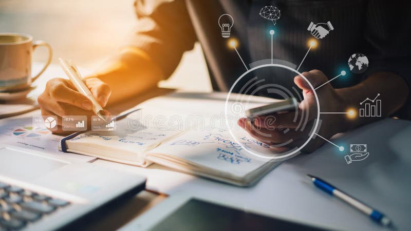 Geschäftsmanninvestor, der Firmenden finanziellinvestmentfondsbericht arbeitet mit Digital erweiterte Wirklichkeitsgraphiktechnol lizenzfreie stockfotos