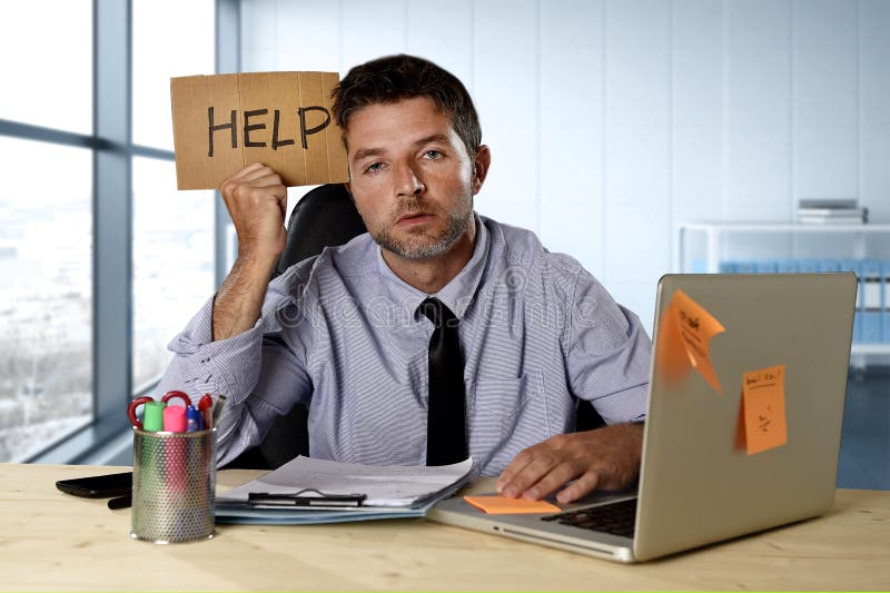 Geschäftsmann, der unter Stress leidet, arbeitet am Schreibtisch-Halteschild und bittet um Hilfe, erschöpft auszusehen