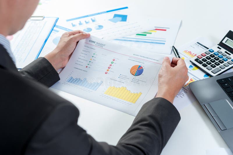 Geschäftsmannshowbericht, Geschäftsergebniskonzept lizenzfreies stockbild Geschäftsmannshowbericht, Geschäftsergebniskonzept lizenzfreies stockbild