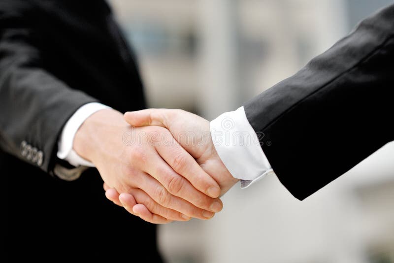 Geschäftsmänner, die Hände - Geschäftsvereinbarungspartnerschaftskonzept rütteln