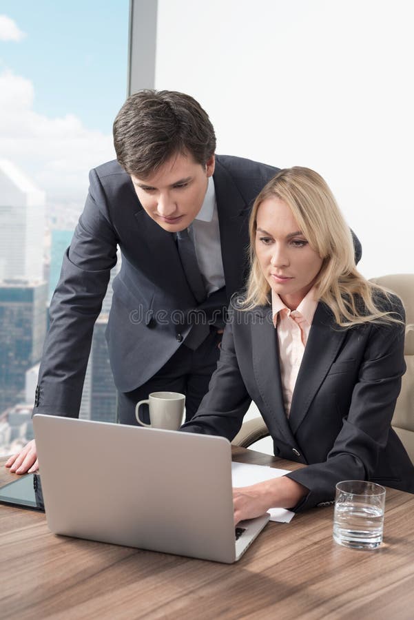 Geschäftspaar entdeckt etwas wesentliche Geschäftsinformationen im Laptop lizenzfreies stockfoto Geschäftspaar entdeckt etwas wesentliche Geschäftsinformationen im Laptop lizenzfreies stockfoto