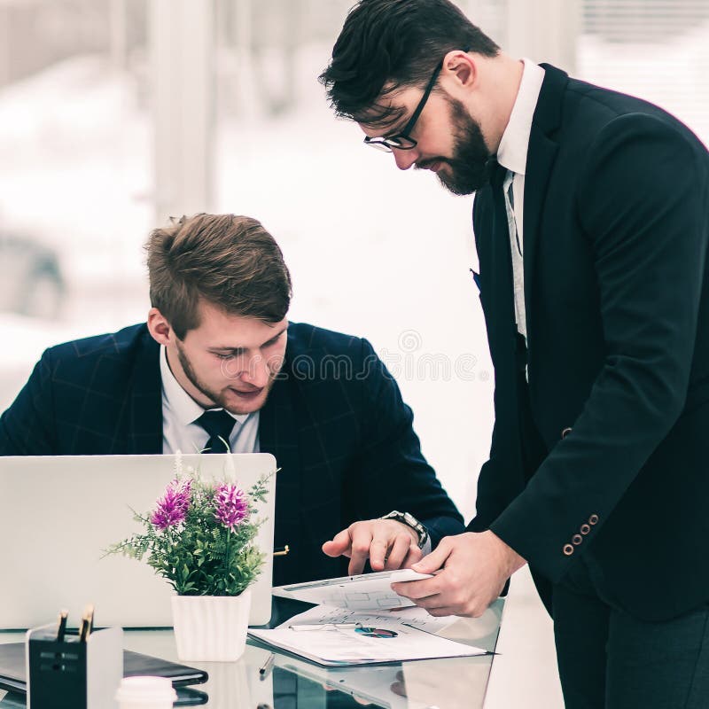 Geschäftspartner diskutieren die Gewinne vor der Unterzeichnung eines neuen Arbeitsvertrags in einem modernen Büro stockfoto