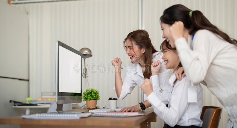 Geschäftspartner Teamerfolg und Computergewinn mit Werbeagentur Ziel Verkauf oder Bonus. Mitarbeiter feiern stockbild