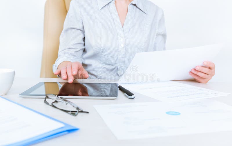Geschäftsperson, die mit Dokumenten arbeitet stockbilder Geschäftsperson, die mit Dokumenten arbeitet stockbilder