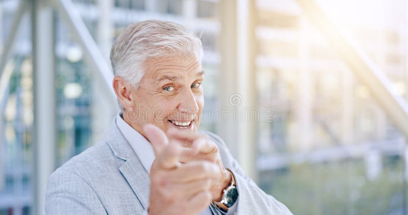 Geschäftsporträt und Senior Mann mit Hand, der Sie im Büro mit Gestenzeichen oder Einladung anzeigt. Gesicht lächeln und lizenzfreie stockfotos